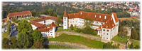 Schloss Seggau in Leibnitz - ein großes Gebäude mit rotem Dach