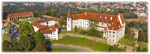 Schloss Seggau in Leibnitz - ein großes Gebäude mit rotem Dach